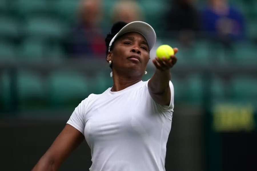 Venus Williams prepara un servicio en Wimbledon