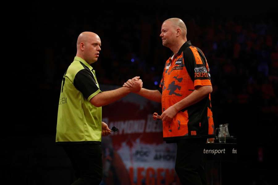 Raymond van Barneveld stunt met zege op Michael van Gerwen in Duitsland