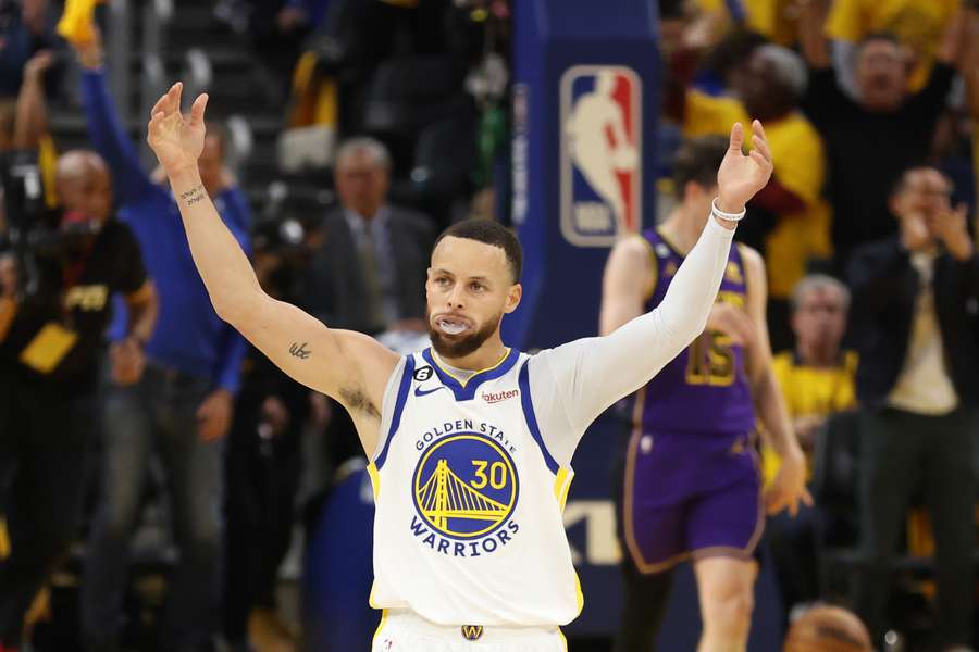 Stephen Curry registou 20 pontos e 12 assistências pelos Golden State Warriors