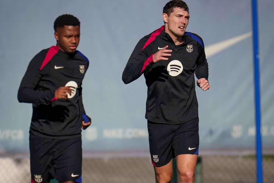 Ansu Fati y Christensen, calentando en el entrenamiento de este viernes 13