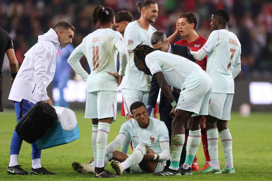 Mbappe musste nach seinem goldenen Tor den Platz verletzt verlassen Mbappe musste nach seinem goldenen Tor den Platz verletzt verlassen