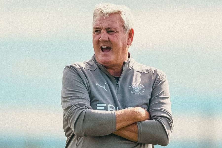 Steve Bruce treina o Blackpool