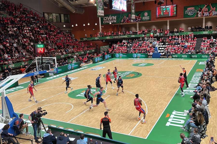 Een goed gevuld Topsportcentrum in Almere voor de finale van de TOTO Basketball Cup