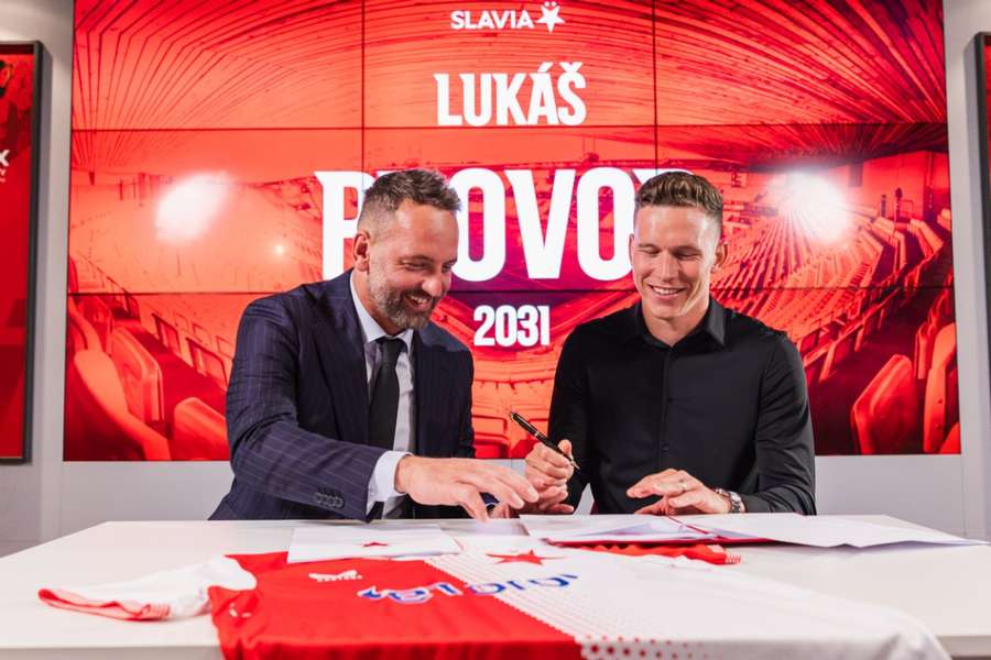 Přemysl Kovář při podpisu smlouvy s Lukášem Provodem. Přemysl Kovář při podpisu smlouvy s Lukášem Provodem.