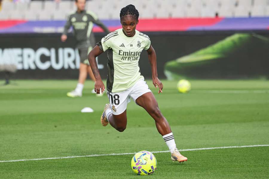 Linda Caicedo, no aquecimento antes do Clássico