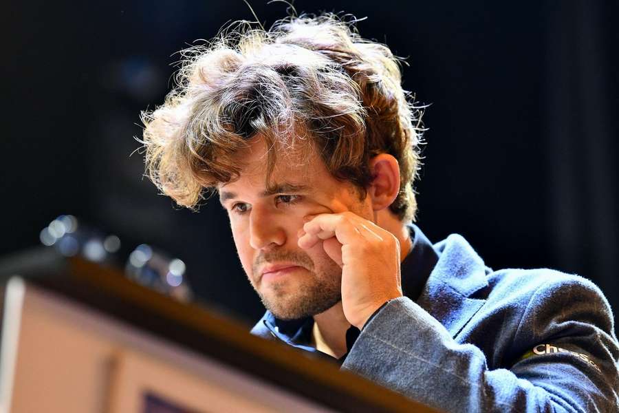 Magnus Carlsen a fost eliminat de la Campionatul mondial de şah rapid de la New York după ce a fost sancționat pentru că a purtat blugi