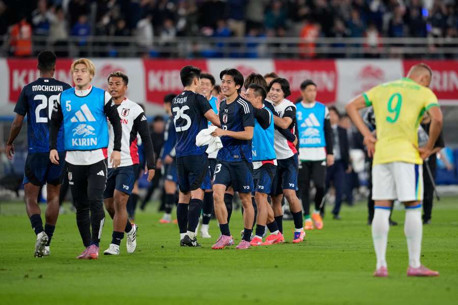 Japonci slaví historický triumf nad Brazílií.