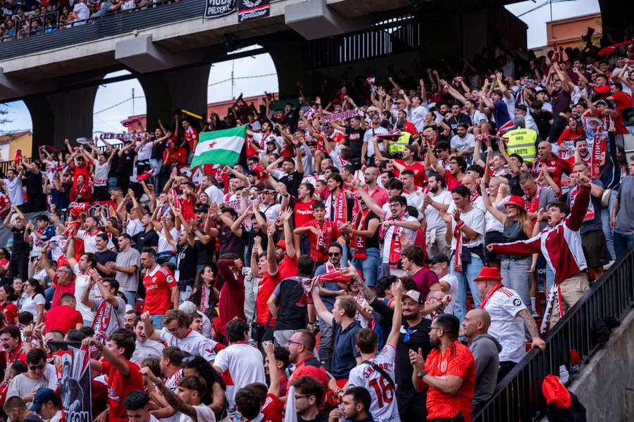Aficionados apoyan al Rayo