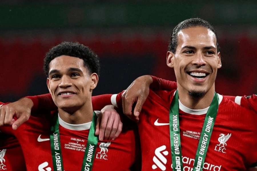 Obránci Jarell Quansah a Virgil van Dijk z Liverpoolu.