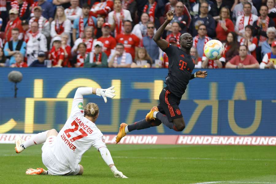 Sadio Mane (R) in actie tegen Mainz-doelman Robin Zentner