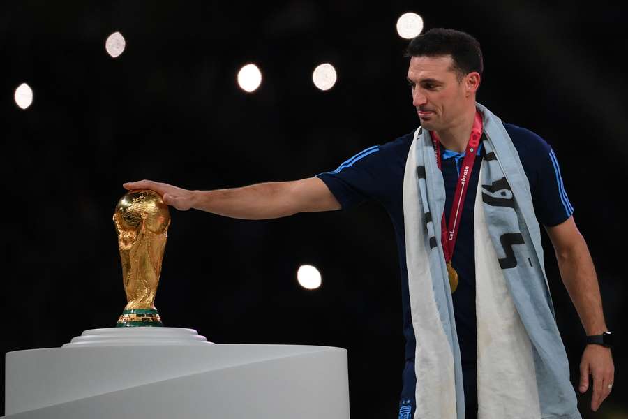Lionel Scaloni berührt erstmals zart den WM-Pokal