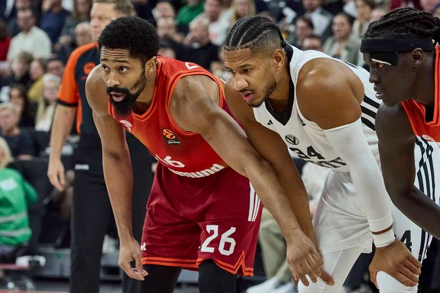 Spencer Dinwiddie hat seine ersten Minuten für Bayern gesammelt. Spencer Dinwiddie hat seine ersten Minuten für Bayern gesammelt.