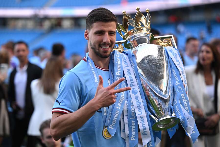 O zagueiro português Ruben Dias, do Manchester City, posa com o troféu da Premier League