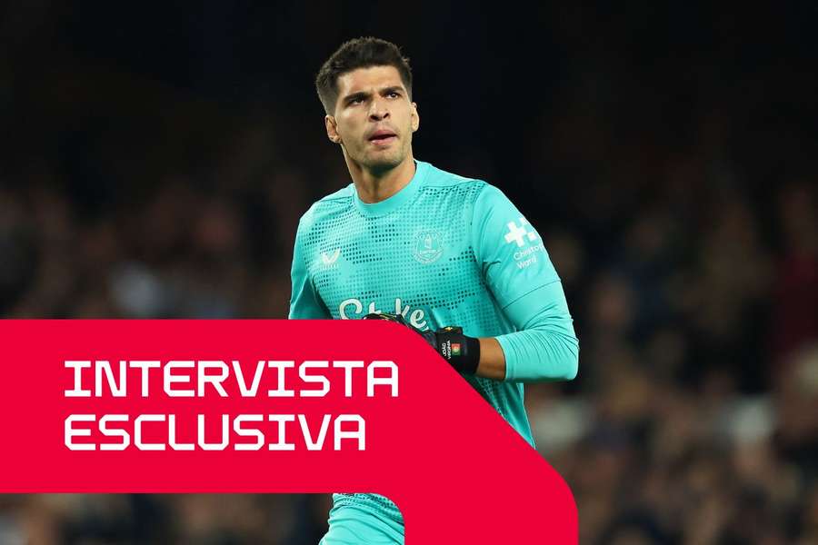 Joao Virginia in un match di coppa con l'Everton