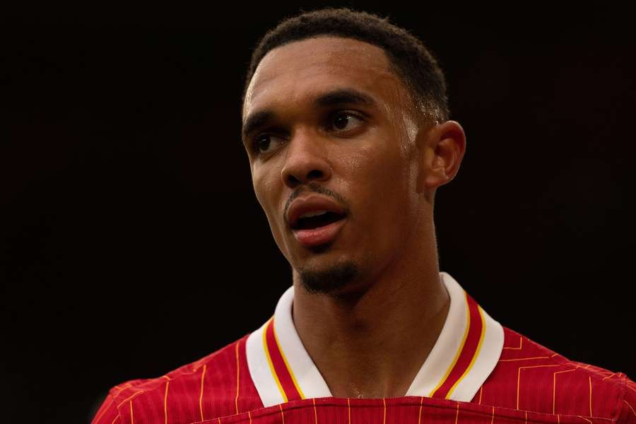 Trent Alexander-Arnold durante o jogo entre o Liverpool e o Brentford em Anfield