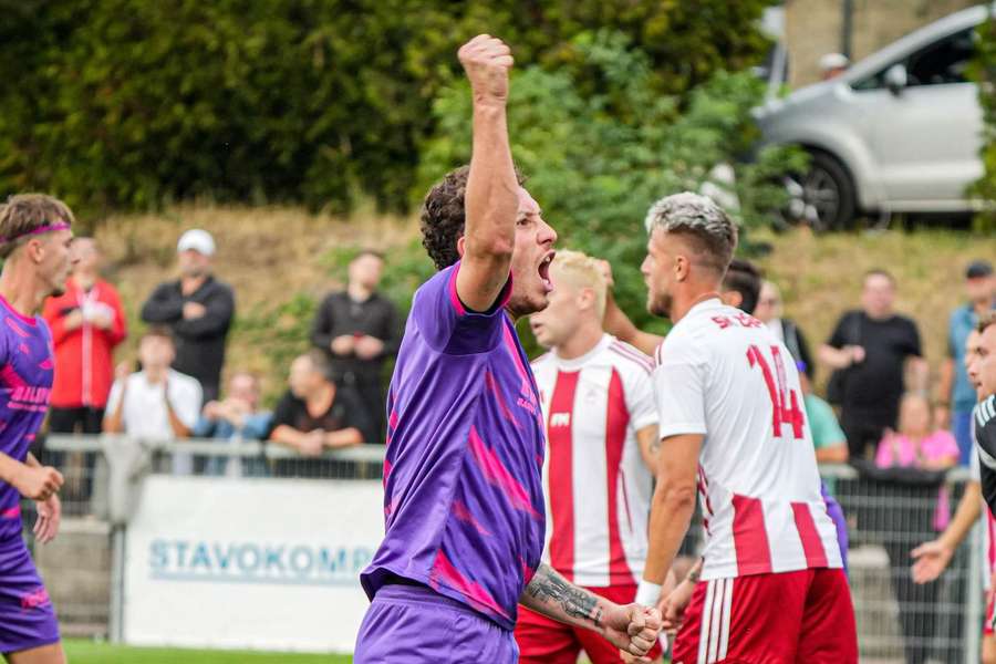 Ostuda ligového hráče v poháru! Proti týmu z ČFL si chtěl dojít pro penaltu okatou simulací Ostuda ligového hráče v poháru! Proti týmu z ČFL si chtěl dojít pro penaltu okatou simulací