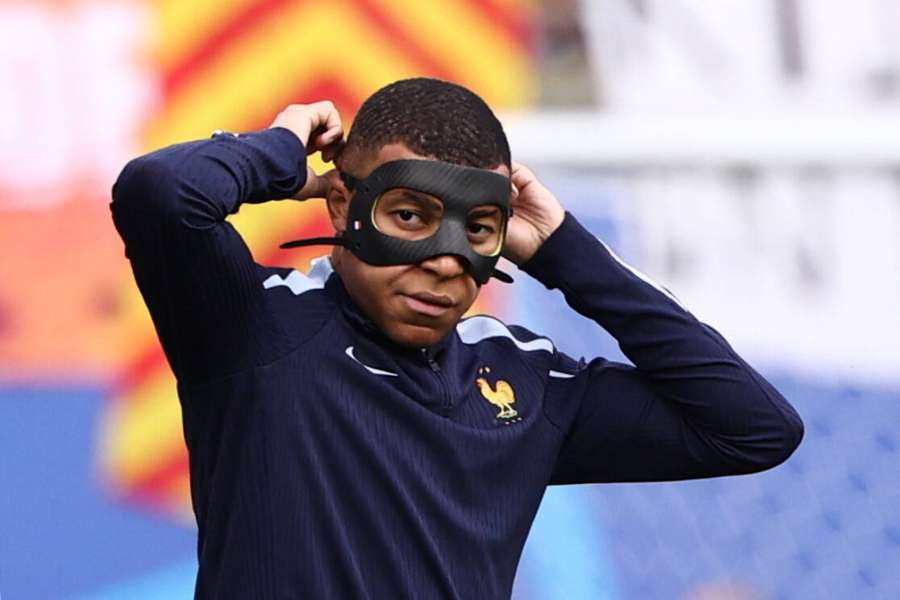 Kylian Mbappé com a máscara protetora