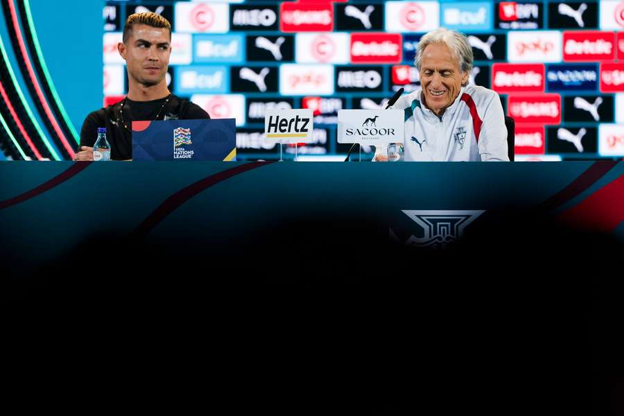 Cristiano (esq.) ao lado de Jesus em coletiva no início da Data FIFA