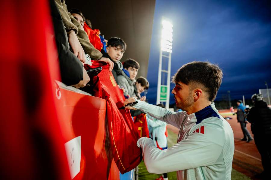 Asencio, firmando autógrafos a los aficionados de la selección