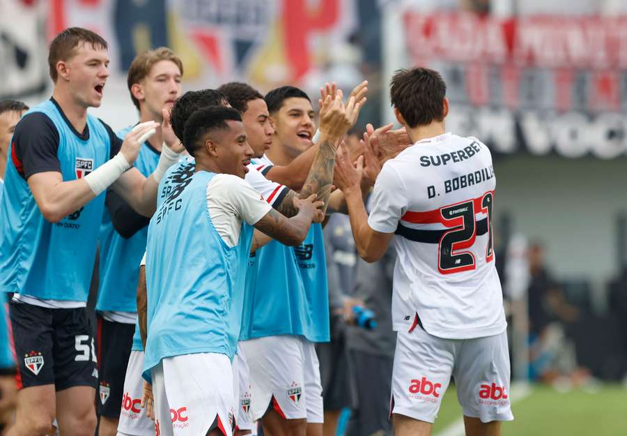 Bobadilla fez o gol que abriu o placar na Vila Belmiro