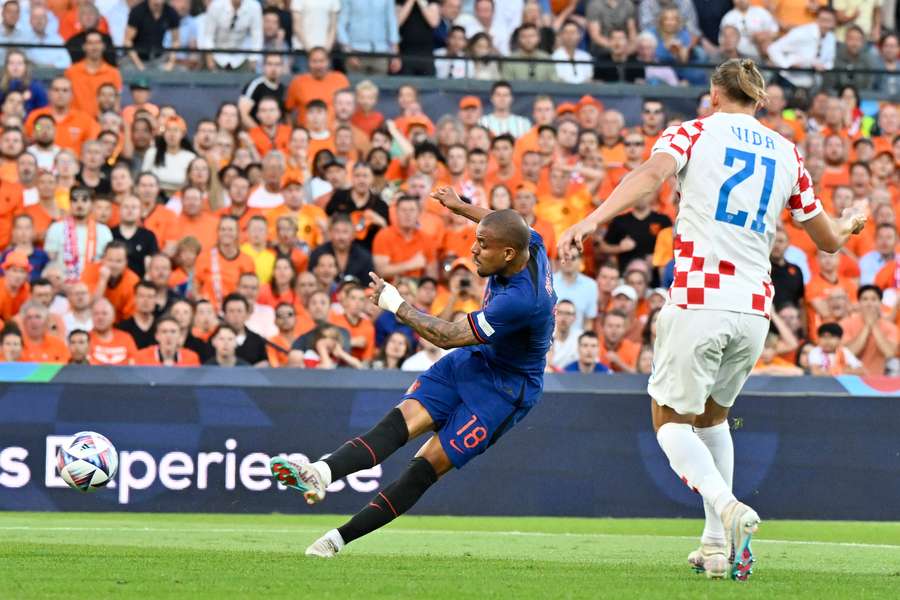 Malen traf in der 1. Halbzeit zum 1:0 für die Niederlande.