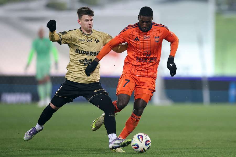 Zawodnik Bruk-Bet Termaliki Nieciecza Morgan Kwasi Fassbender (P) i Patrik Hellebrand (L) z Górnika Zabrze. Zawodnik Bruk-Bet Termaliki Nieciecza Morgan Kwasi Fassbender (P) i Patrik Hellebrand (L) z Górnika Zabrze.