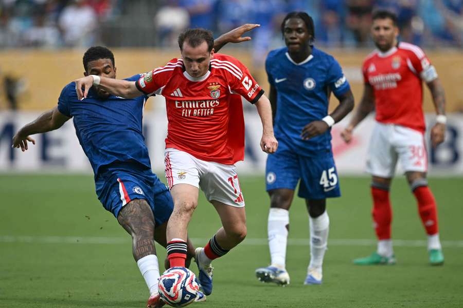 Chelsea vencia por 1 a 0 quando jogo foi paralisado
