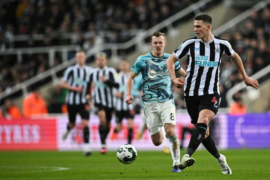 Sven Botman (R) aan de bal voor Newcastle in de wedstrijd tegen Southampton