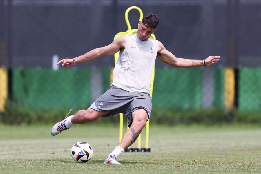 Alejo Véliz, en un entrenamiento con el Tottenham