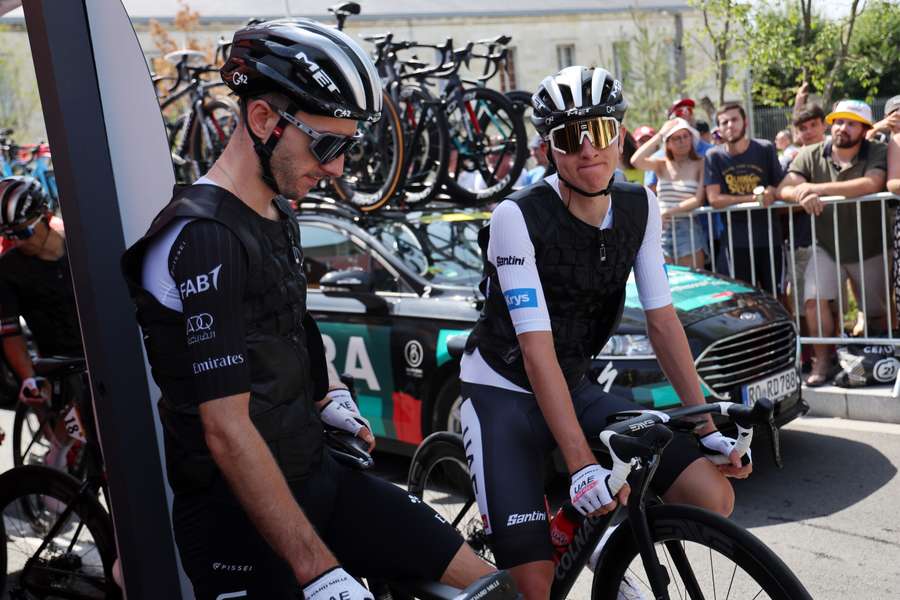 Tadej Pogacar (R) en Adam Yates (L) vlak voor de start