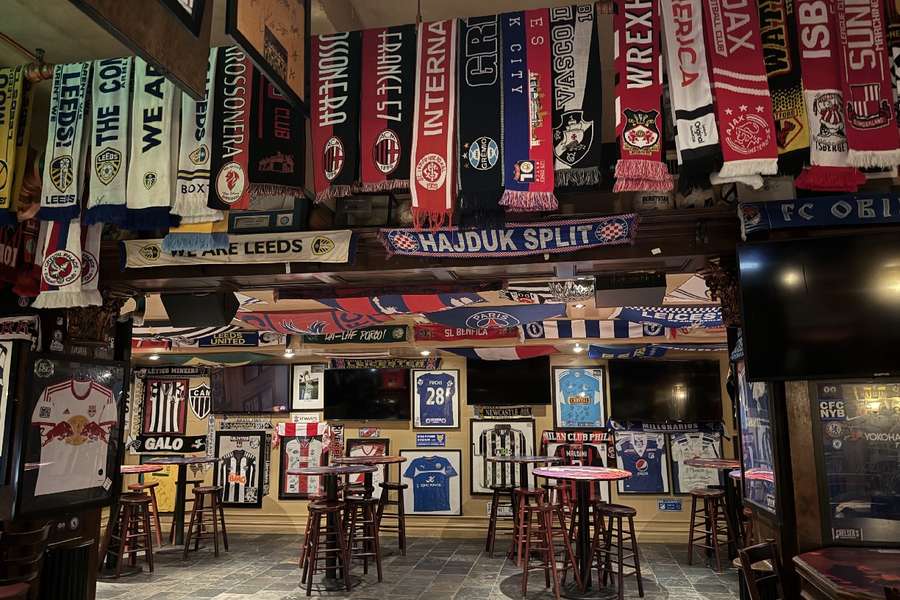 Legends Bar é uma parada obrigatória para os amantes do futebol Legends Bar é uma parada obrigatória para os amantes do futebol
