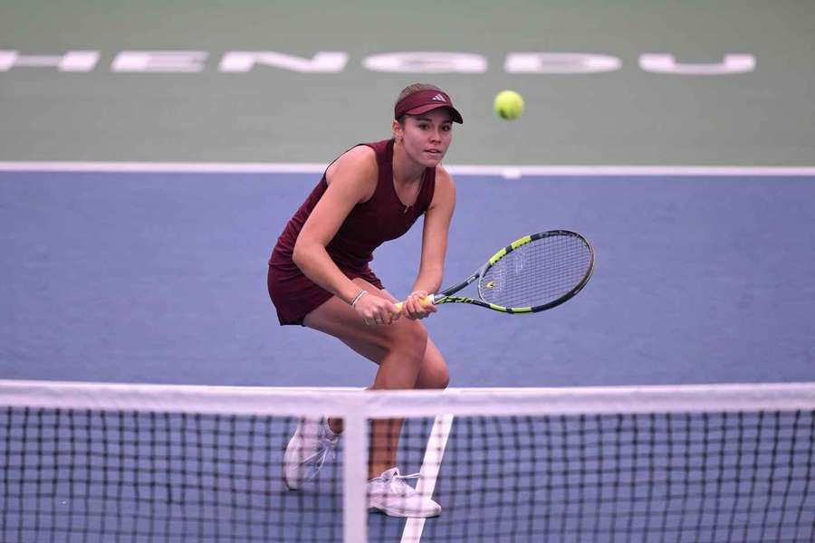 Jana Kovačková v Chengdu porazila Američanku a drží šanci na postup. Jana Kovačková v Chengdu porazila Američanku a drží šanci na postup.