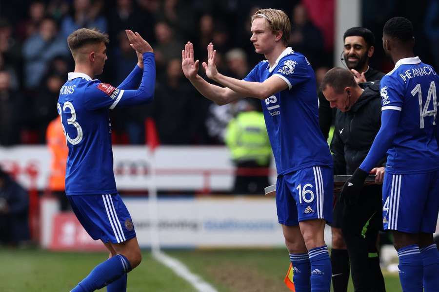 Victor Kristiansen kommer på banen i kampen mod Walsall.