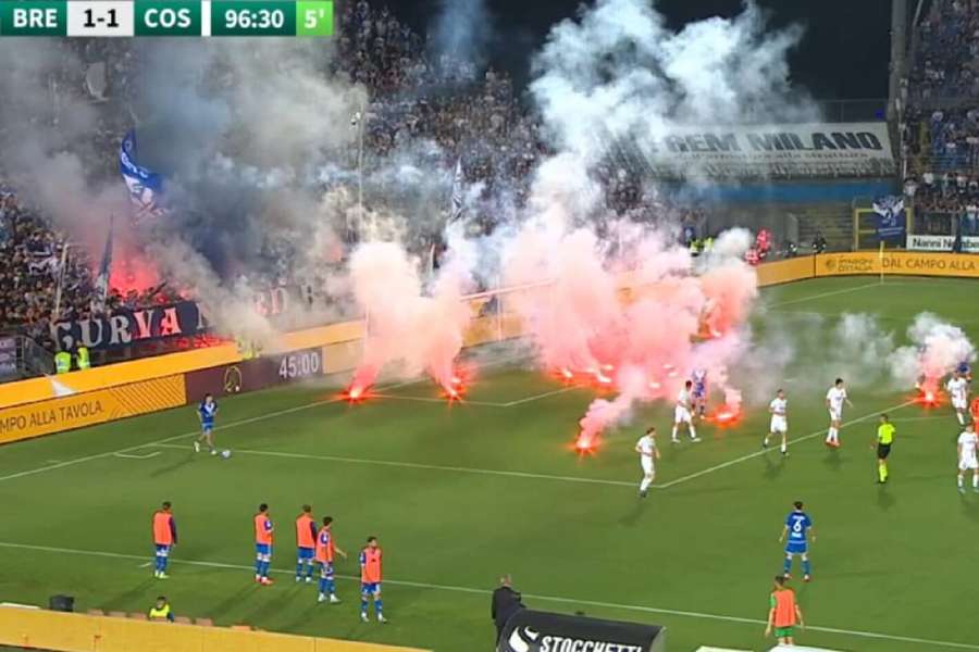 Torcedores atiraram sinalizadores no gramado