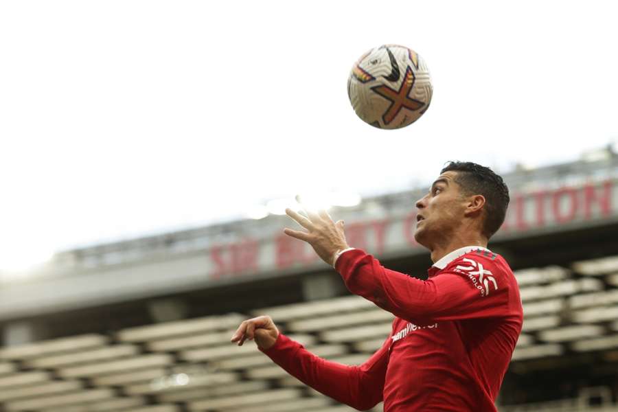 Cristiano Ronaldo golpea el balón con la cabeza en un partido del  Manchester United.