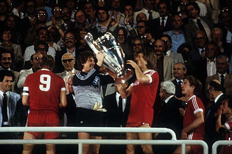 Horst Hrubesch stand zu seinem Wort und durfte am Ende den Pokal in die Höhe reißen.