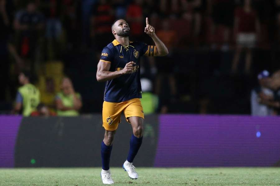 Fernandinho brilhou no tempo normal de Sport x Retrô