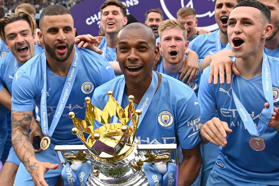 Fernandinho celebra la conquista de la Premier League 2021/22
