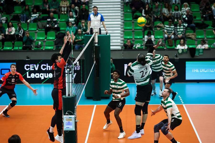 Sporting venceu os polacos do Resovia Rzeszów por 3-1