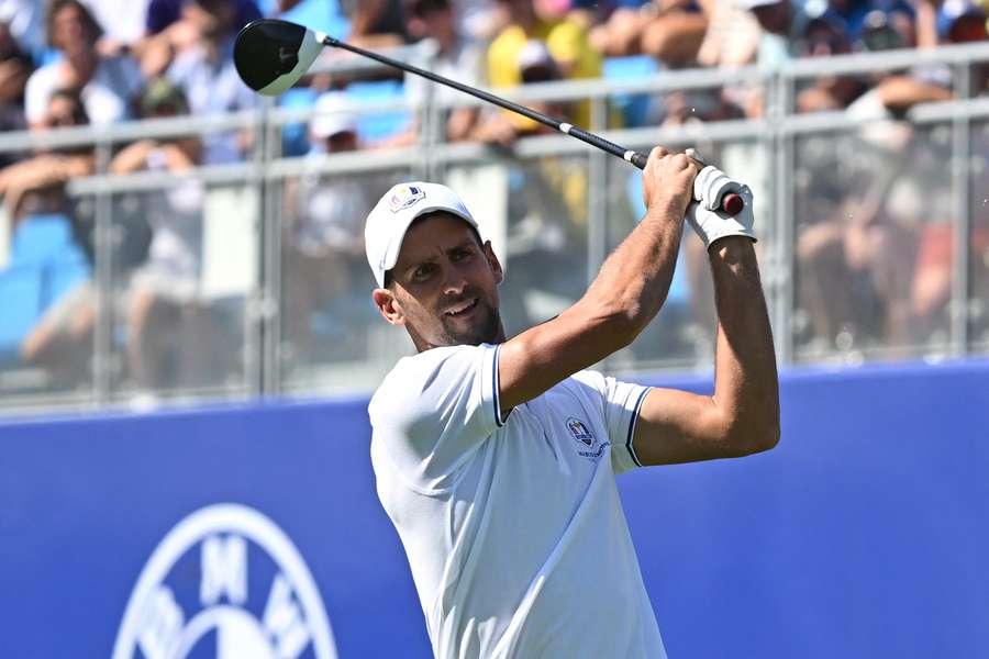 Novak Djokovic (R) nød syv huller på Ryder Cup-banen.