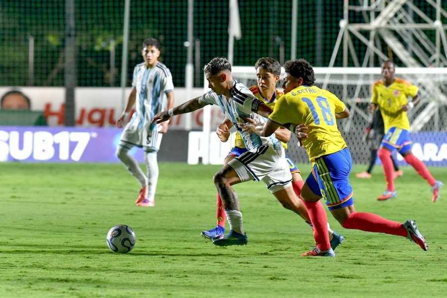 Samuel Martínez agarra a un rival argentino Samuel Martínez agarra a un rival argentino