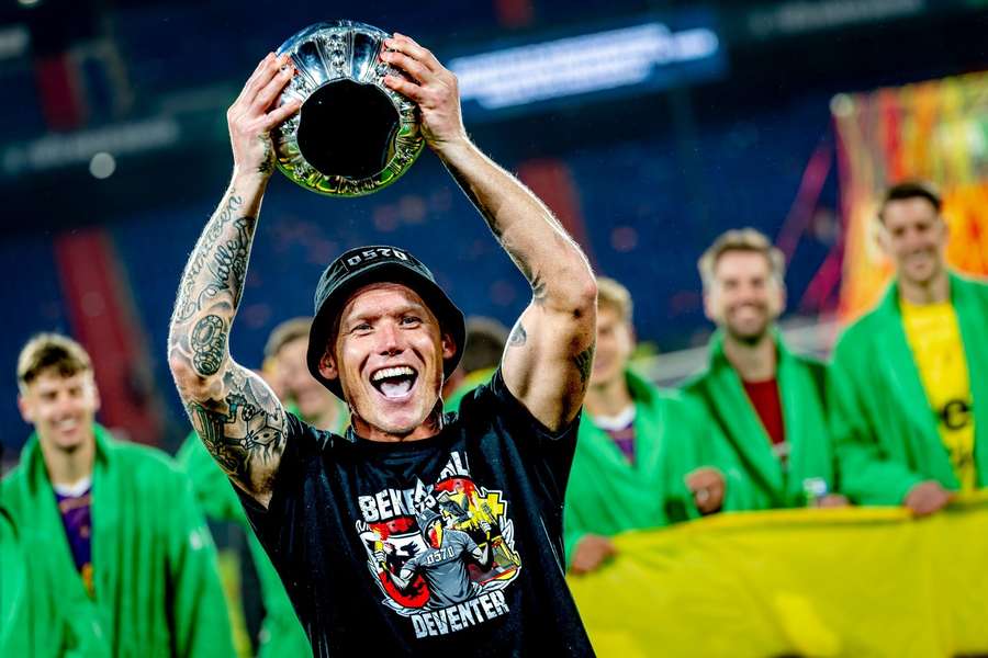 Gerrit Nauber feiert mit dem niederländischen Pokal in der Hand