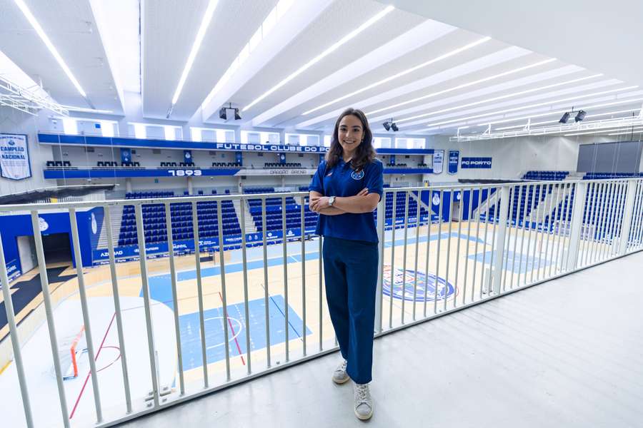 Beatriz Basto continua de azul e branco