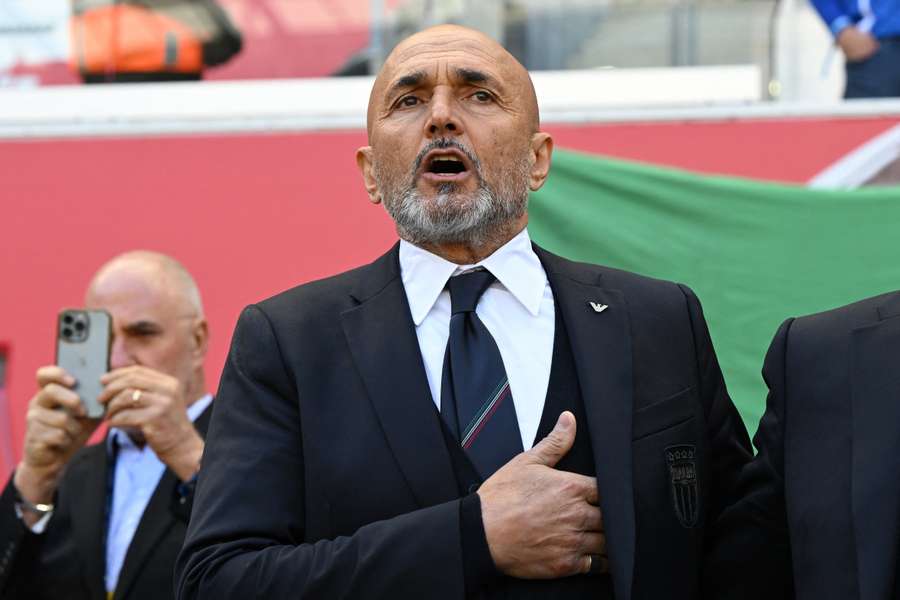 Spalletti, cantando el himno de Italia antes de un partido