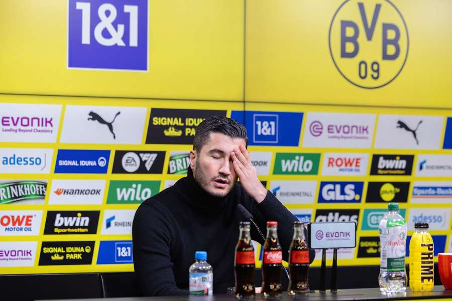 Nuri Sahin, entrenador del Dortmund, desesperado