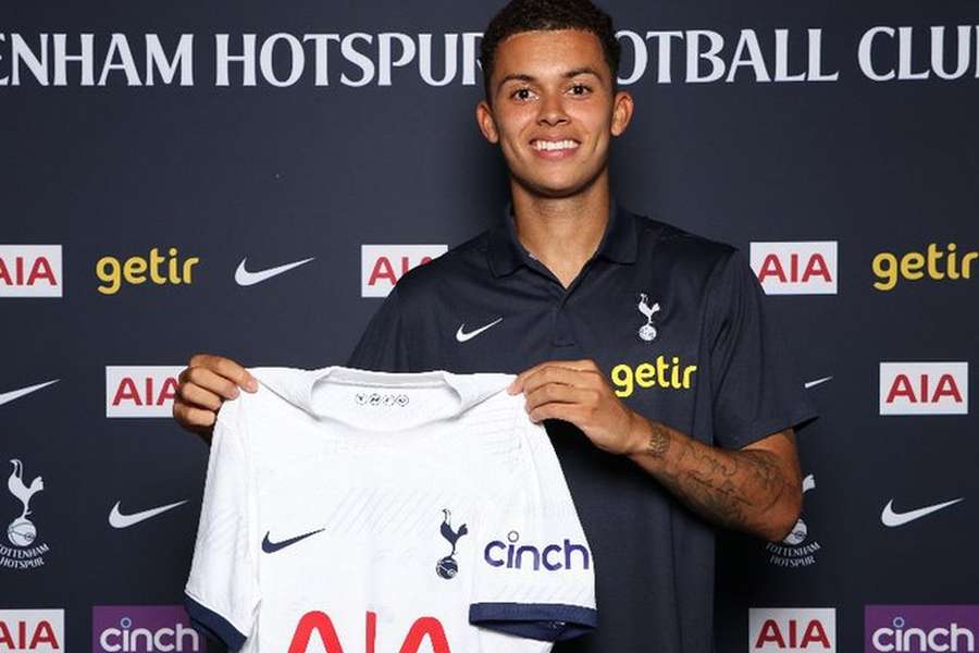 Brennan Johnson com a camisola do Tottenham