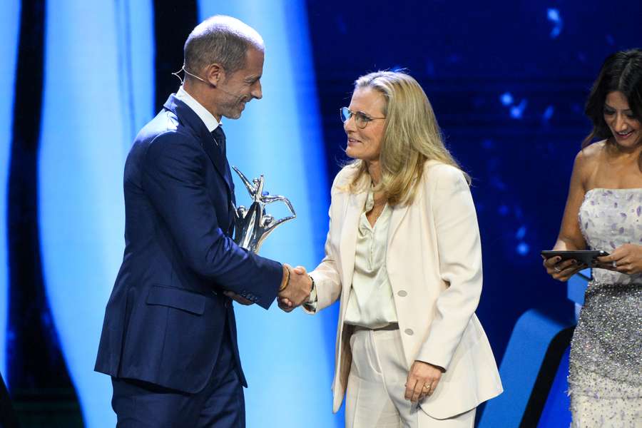 UEFA-Präsident Ceferin (l.) überreicht Sarina Wiegman (r.) deren Auszeichnung zu Europas Trainerin des Jahres.