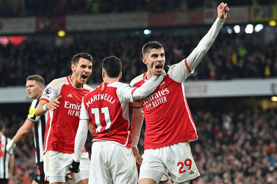 Jucătorii lui Arsenal celebrează marcarea golului al doilea