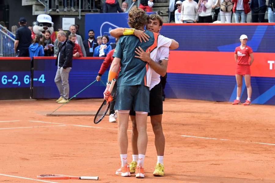 Flavio Cobolli embraces Andrey Rublev after winning the Hamburg European Open