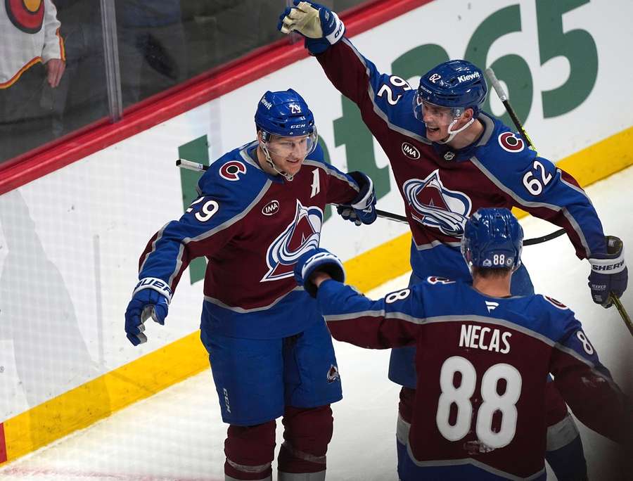 Nathan MacKinnon, Martin Nečas a Artturi Lehkonen Nathan MacKinnon, Martin Nečas a Artturi Lehkonen